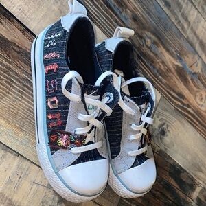 Kits on LA Vintage Canvas shoes size 10.5